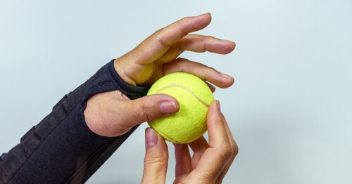 Ein Handgelenkbandage tragen beim Tennisspielen